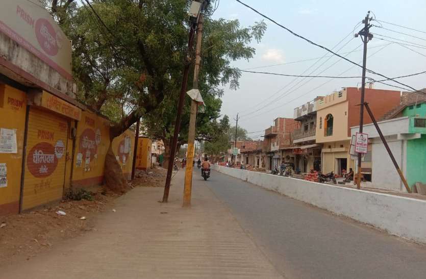 गजब की बेपरवाही: बगैर पोल शिफ्टिंग व पेड़ों की कटाई के ही बना दी गई सड़क व डिवाइड गजब की बेपरवाही: बगैर पोल शिफ्टिंग व पेड़ों की कटाई के ही बना दी गई सड़क व डिवाइडर