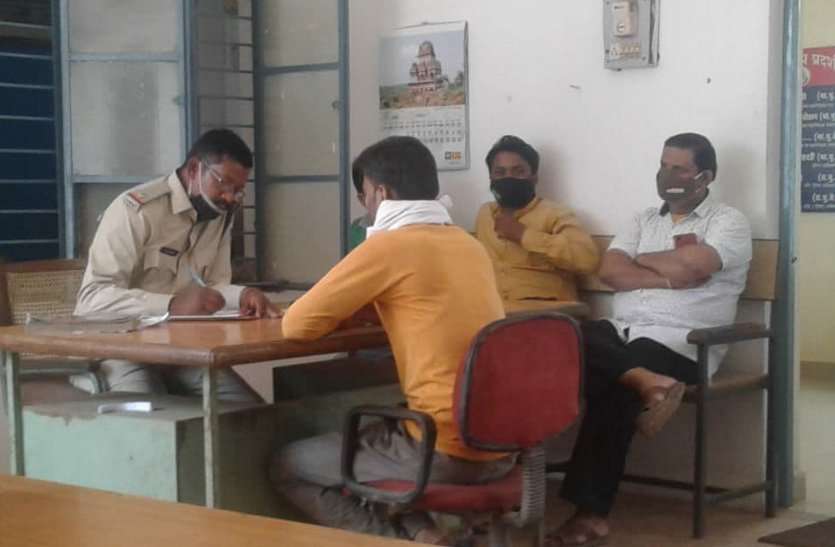 निवेशकों से रुपये लेकर संचालक वापस नहीं दे रहे रुपये, पुलिस ने दर्ज की एफआईआर निवेशकों से रुपये लेकर संचालक वापस नहीं दे रहे रुपये, पुलिस ने दर्ज की एफआईआर
