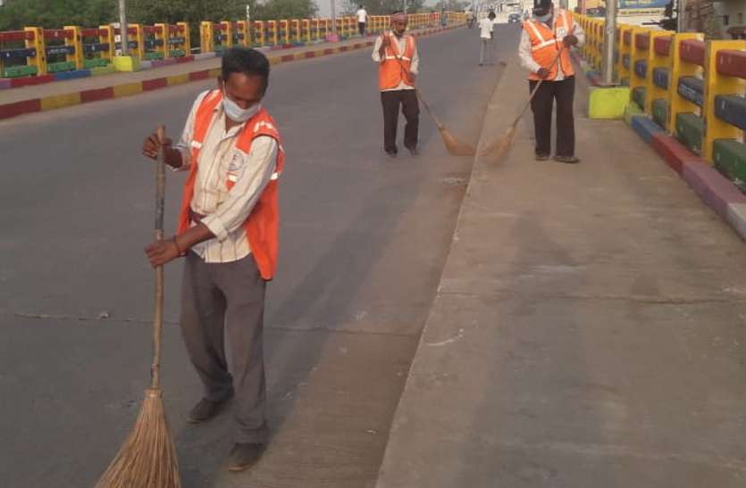 Sweepers are busy cleaning day and night सफाई का जुनून, कोरोना संक्रमण की चुनौती का कर रहे मुकाबला