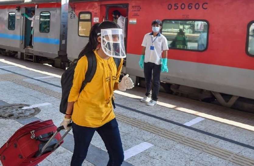 रेल प्रशासन की सख्ती, प्लेटफॉर्म पर फेस कवर करना जरूरी, ट्रेन में बिना मास्क के बैठने पर देना होगा 500 रुपये जुर्माना रेल प्रशासन की सख्ती, प्लेटफॉर्म पर फेस कवर करना जरूरी, ट्रेन में बिना मास्क के बैठने की इजाजत नहीं