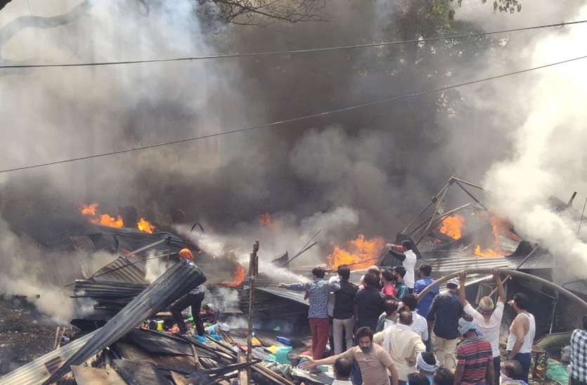 huge-fire-in-plastic-cell-goods-worth-lakhs-destroyed प्लास्टिक सेल में लगी भीषण आग, लाखों का माल खाक