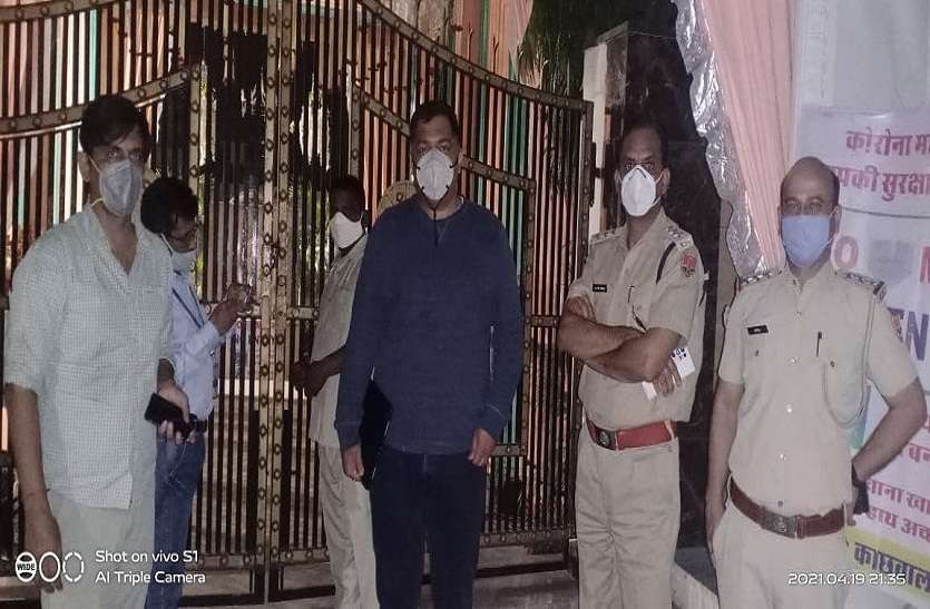 मैरिज गार्डन सीज की कार्रवाई करता सतर्कता शाखा का दस्ता। कोरोना गाइडलाइन की पालना नहीं करने पर गिरी गाज, स्पा-कैफे सीज