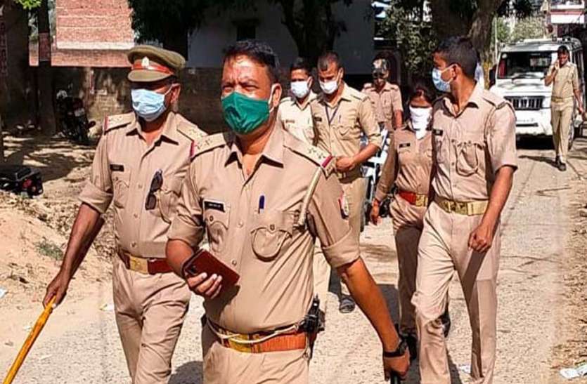 मतदान केंद्र पर भ्रमण करती पुलिस मतदान के दौरान आजमगढ़ में बूथ के पास फायरिंग से मची अफरातफरी