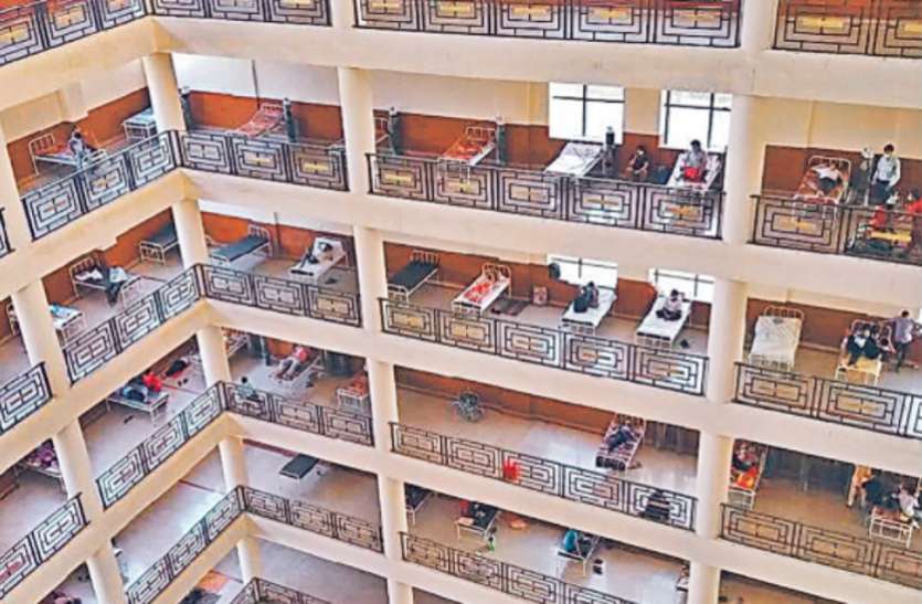 ruhs.jpg कोरोना संक्रमण का कहर, अब बरामदों में मरीज, आरयूएचएस की यह तस्वीर चिंता बढ़ाने वाली
