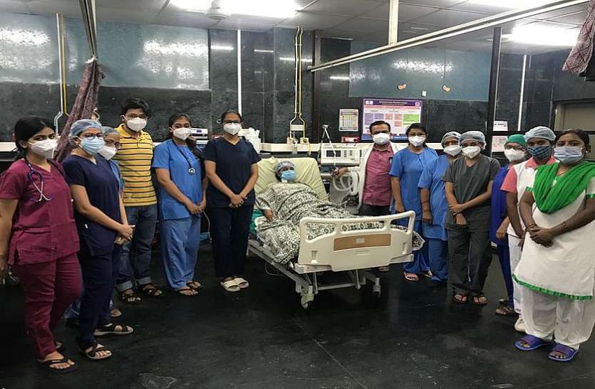 गर्भ में बच्चे की मौत के बाद 16 यूनिट रक्त चढ़ाकर बचाया गर्भ में बच्चे की मौत के बाद 16 यूनिट रक्त चढ़ाकर बचाया