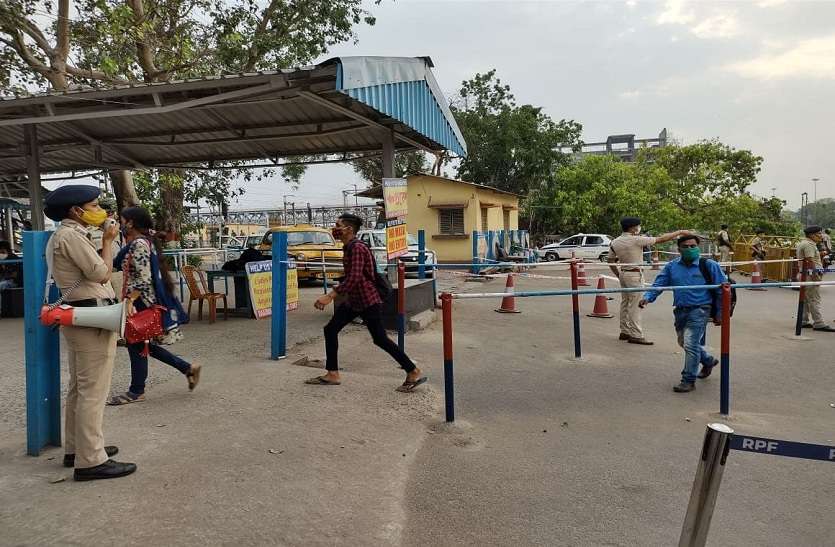 शालीमार रेलवे स्टेशन पर कोरोना नियमों की पालना के लिए माइक पर प्रचार करती रेलवे सुलक्षाबल कर्मी। न संक्रमित इलाके चिह्नित, न सैनेटाइजेशन