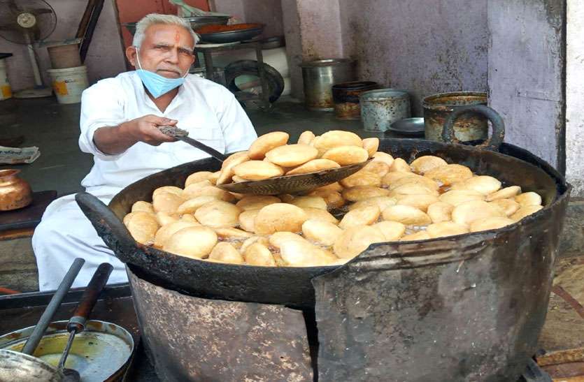 पत्रिका जायका : 48 साल से माणक की कचौरी का स्वाद बरकरार पत्रिका जायका : 48 साल से माणक की कचौरी का स्वाद बरकरार