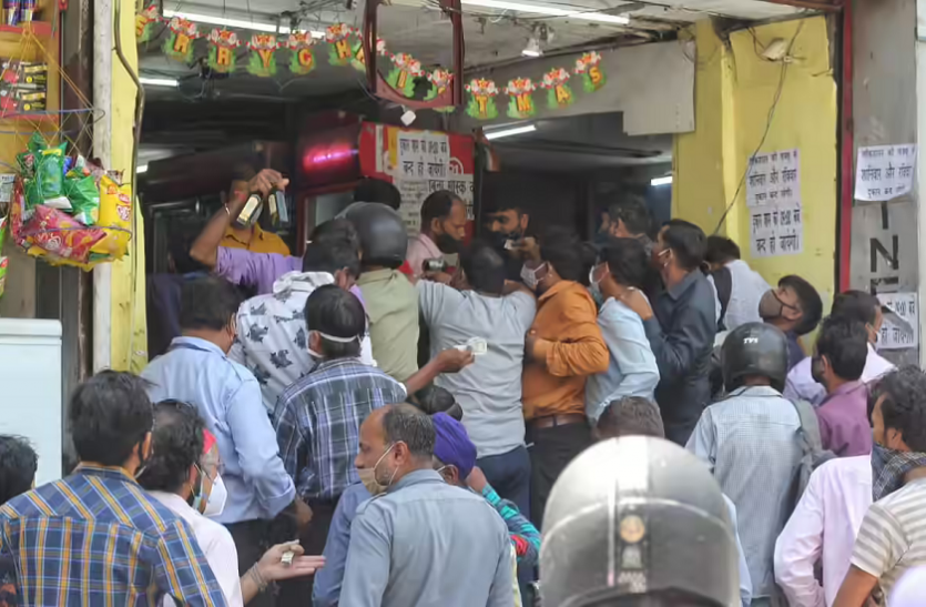 Coronavirus: दिल्ली में शराब की दुकानों पर उमड़ी लोगों की भीड़, ताक पर कोरोना के नियम Coronavirus: दिल्ली में शराब की दुकानों पर उमड़ी लोगों की भीड़, ताक पर कोरोना के नियम