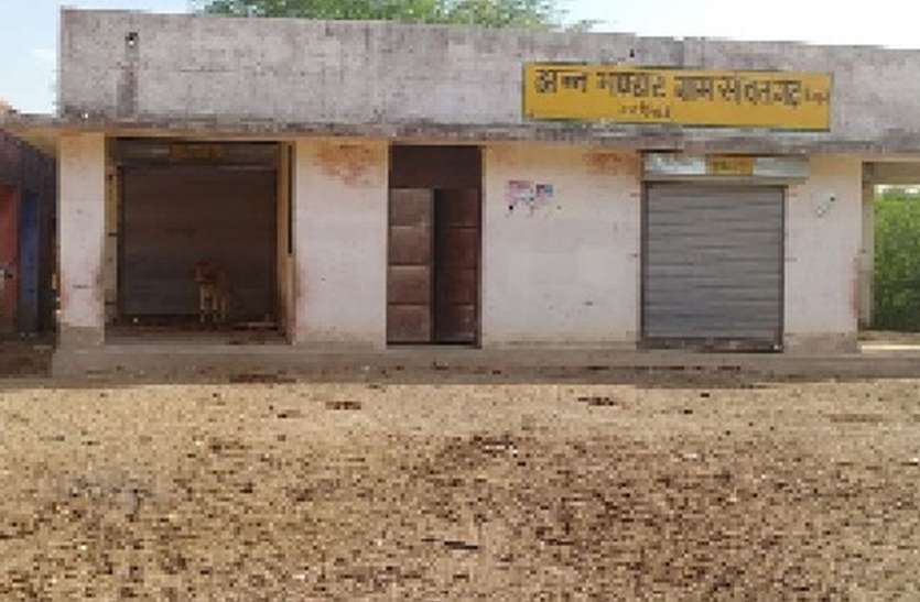 अनाज भंडार में बंध रहे पशु, विभाग उदासीन अनाज भंडार में बंध रहे पशु, विभाग उदासीन