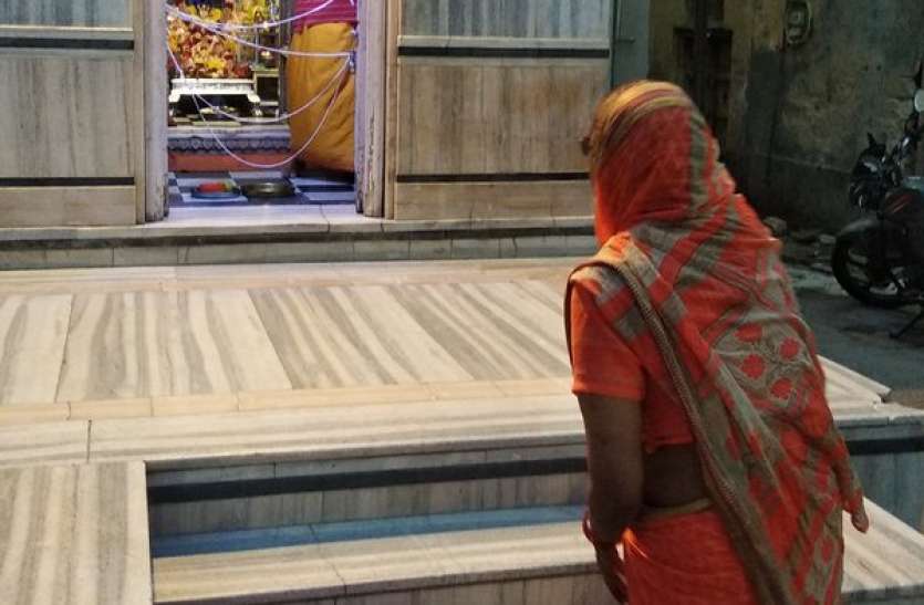 मंदिरों में सन्नाटा, घर-घर हो रही देवी की आराधना मंदिरों में सन्नाटा, घर-घर हो रही देवी की आराधना