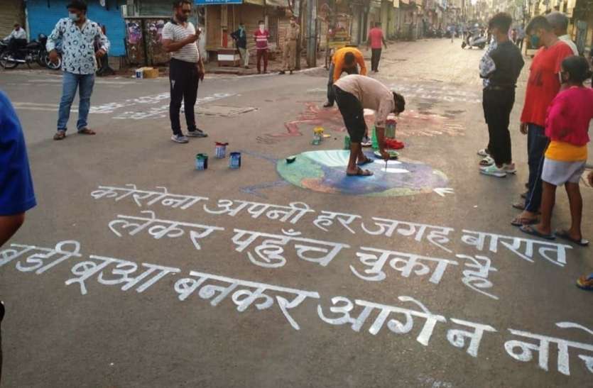 corona 'कोरोना अपनी हर जगह बारात लेकर पहुंच चुका है, बड़ी बुआ बनकर आगे न नाचें फूफा बनकर मुंह फुलाकर बैठे रहें'