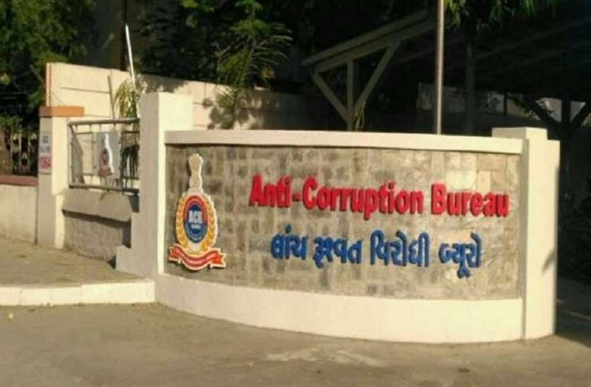 आणंद जिला पुलिस मुख्यालय के हेड कांस्टेबल, कांस्टेबल पर घूस मांगने का मामला दर्ज आणंद जिला पुलिस मुख्यालय के हेड कांस्टेबल, कांस्टेबल पर घूस मांगने का मामला दर्ज