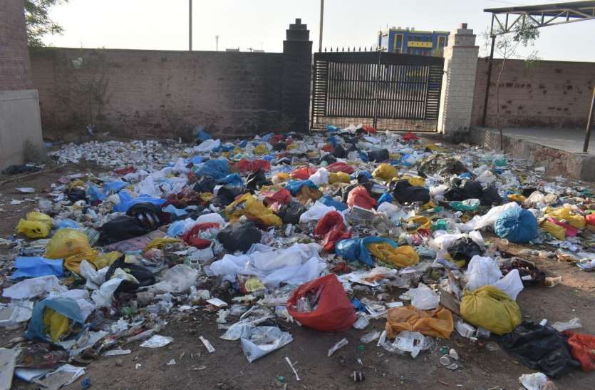 Bio-medical waste मोर्चरी के पास डाल रहे बायो मेडिकल वेस्ट, कोरोना संक्रमण का खतरा बढ़ा