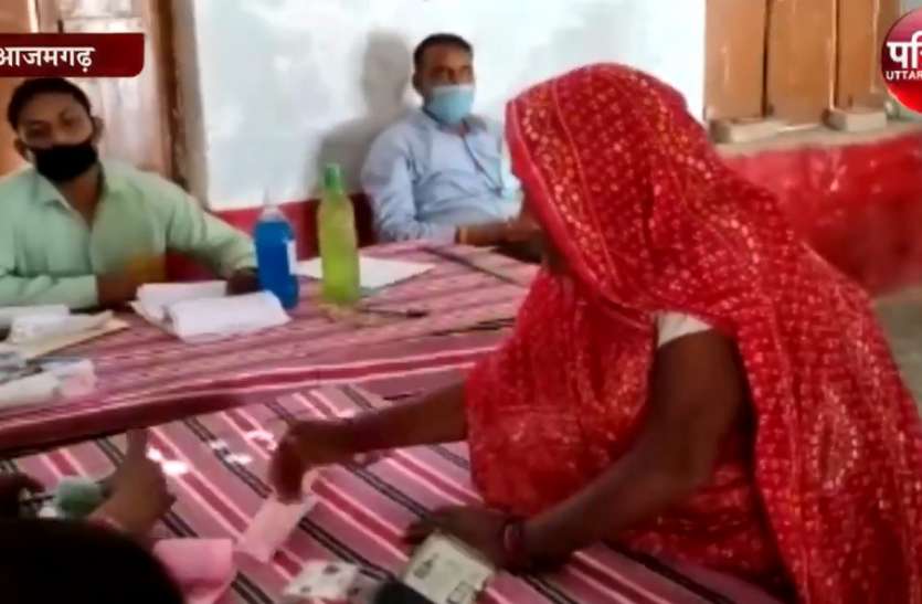 मतदान करने जाती बुजुर्ग यूपी पंचायत चुनाव में दबंग प्रत्याशियों ने अपनाई खास रणनीति जो विपक्षियों पर पड़ी भारी