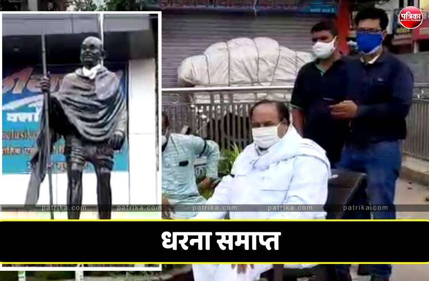 chhindwara_dharna.jpg तीन दिन में व्यवस्था बनाने के आश्वासन पर उठे विधायक