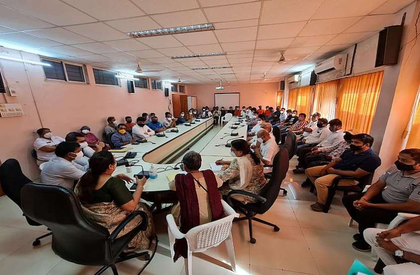 मेडिकल स्टाफ और मरीजों का मनोबल बढ़ाने के लिए निजी संस्थाओं के साथ बैठक मेडिकल स्टाफ और मरीजों का मनोबल बढ़ाने के लिए निजी संस्थाओं के साथ बैठक