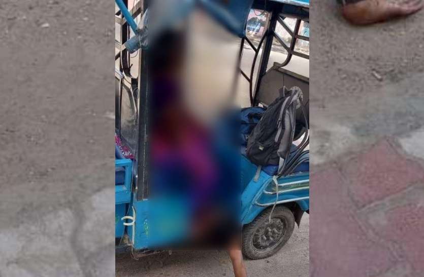 dead body in e rikshaw कोरोना काल की झकझोर देने वाली तस्वीर, बिना इलाज मर गया बेटा, ई रिक्शा में लाश ले जाने को मजबूर हुई मां