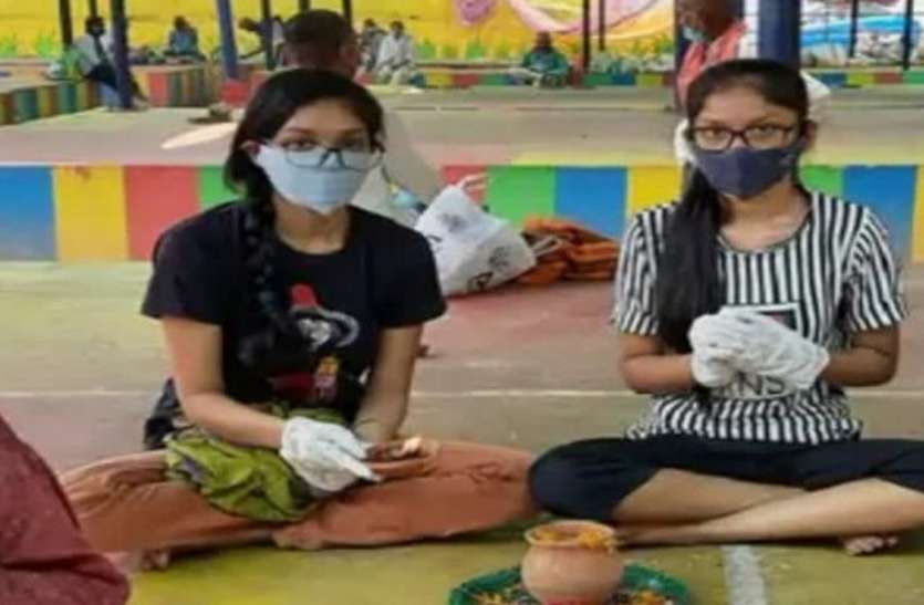 father pindaan by two sister in mahanadi river दो बच्चियों को पिंडदान करते देख भावुक हुए लोग, कोरोना ने छीना पिता का साया