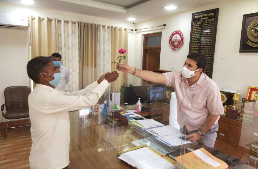 img-20210419-wa0030.jpg गुलाब का फूल लेकर डीएम के पास पहुंचा किसान, बोला- आपकी वजह से मुनाफा हुआ है