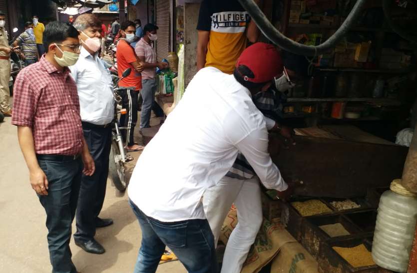 करौली के बाजारों में प्रशासन द्वारा की गई इस कार्रवाई से मच गया हड़कंप करौली के बाजारों में प्रशासन द्वारा की गई इस कार्रवाई से मच गया हड़कंप
