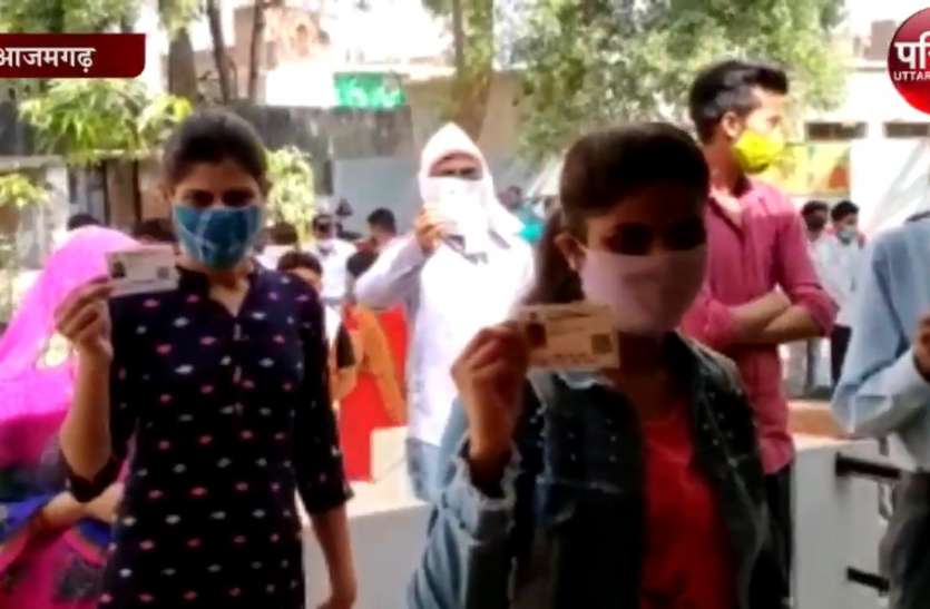 अपनी बारी की प्रतीक्षा करती छात्राएं पंचायत चुनाव में बड़ी लापरवाही आयी सामने, कई प्रत्याशियों के गायब रहे चुनाव चिन्ह