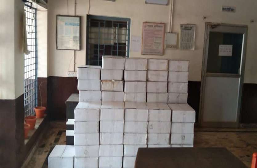 लॉकडाउन में सरकारी गाड़ी में शराब की तस्करी, पुलिस को देख भागे तस्कर, 44 पेटी अवैध शराब जब्त