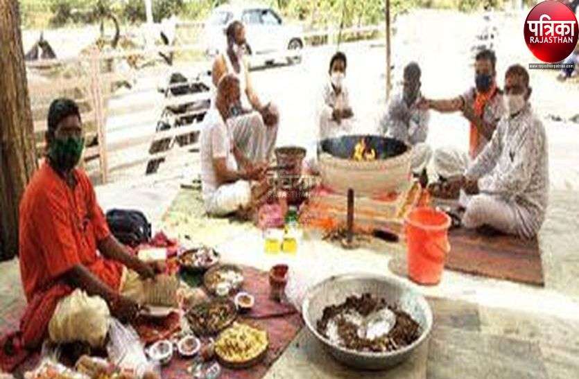 दुर्गाष्टमी पर देवी मंदिरों में मंत्रोच्चार संग गूंजे जयकारे दुर्गाष्टमी पर देवी मंदिरों में मंत्रोच्चार संग गूंजे जयकारे