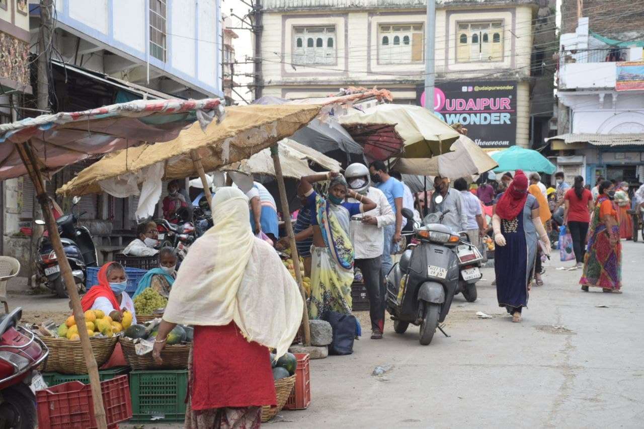 जन अनुशासन की सख्ती पहले ही दिन टूटी, कोई रोकने-टोकने वाला नहीं