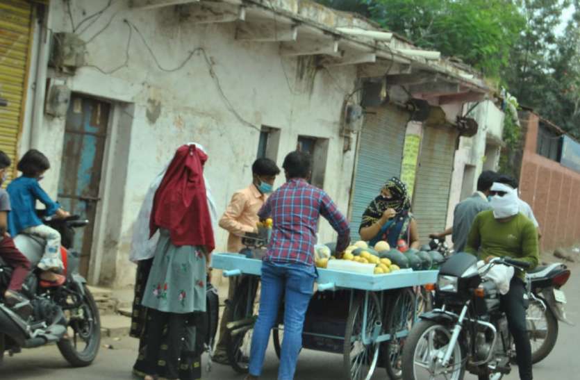 कोरोना कफ्र्यू ने बिगाड़ा रसोई का बजट, किराने के साथ-साथ सब्जियों और फलों के बढ़े दाम कोरोना कफ्र्यू ने बिगाड़ा रसोई का बजट, किराने के साथ-साथ सब्जियों और फलों के बढ़े दाम