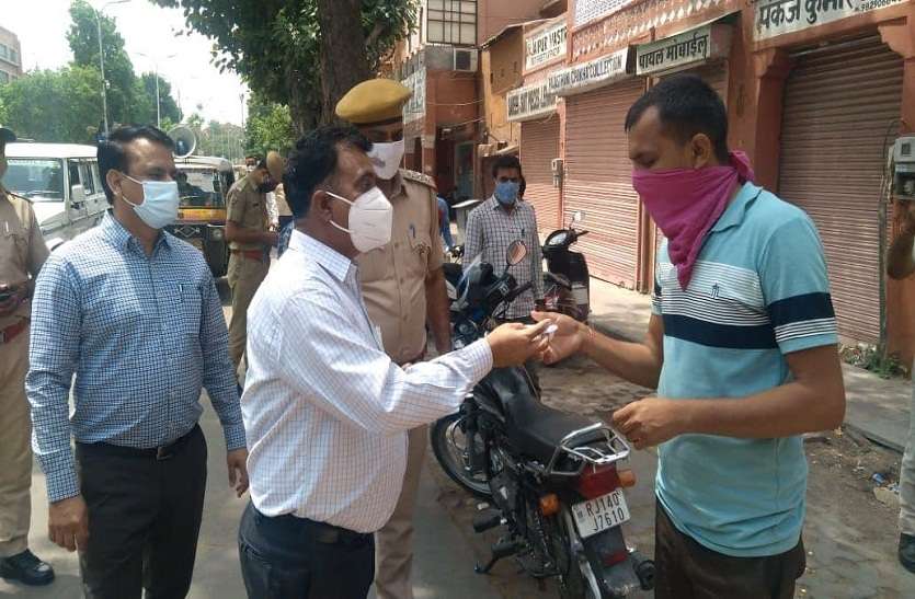 परकोटा में मास्क बांटते हैरिटेज नगर निगम अफसर। हैरिटेज नगर निगम के अफसर फील्ड में उतरे, कोरोना के खिलाफ बजाया बिगुल