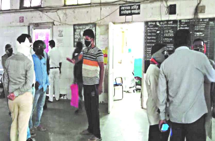 कोरोना मरीज की मौत के बाद मेडिकल कॉलेज में शवों की अदला-बदली, बेटा भटक रहा दूसरे ने जला दी बाप की चिता कोरोना मरीज की मौत के बाद मेडिकल कॉलेज में शवों की अदला-बदली, बेटा भटक रहा दूसरे ने जला दी बाप की चिता