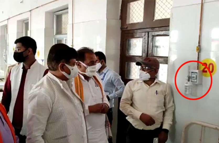 New covid ward started with Empty Oxygen Cylinder, Raging MP खाली ऑक्सीजन सिलेण्डर के सहारे जिला अस्पताल के कोविड वार्ड का शुभारंभ, भड़के सांसद