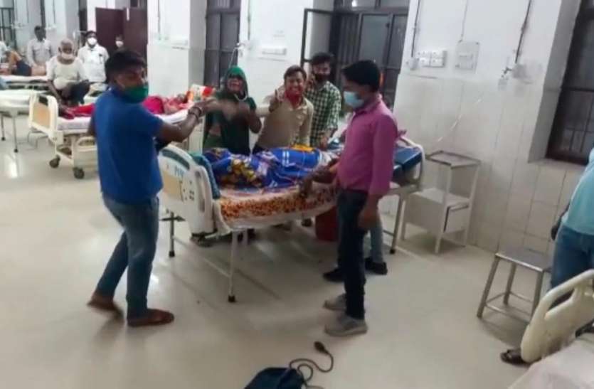 Medical College मरीज की मौत के बाद अस्पताल में तोड़फोड़, चिकित्सकों से अभद्रता