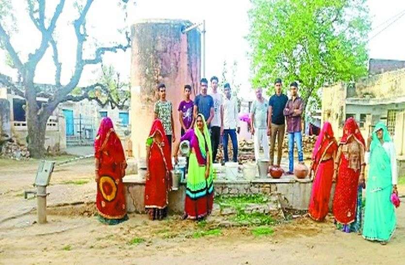 पानी के लिए गांवों में रात तीन बजे से कतार पानी के लिए गांवों में रात तीन बजे से कतार