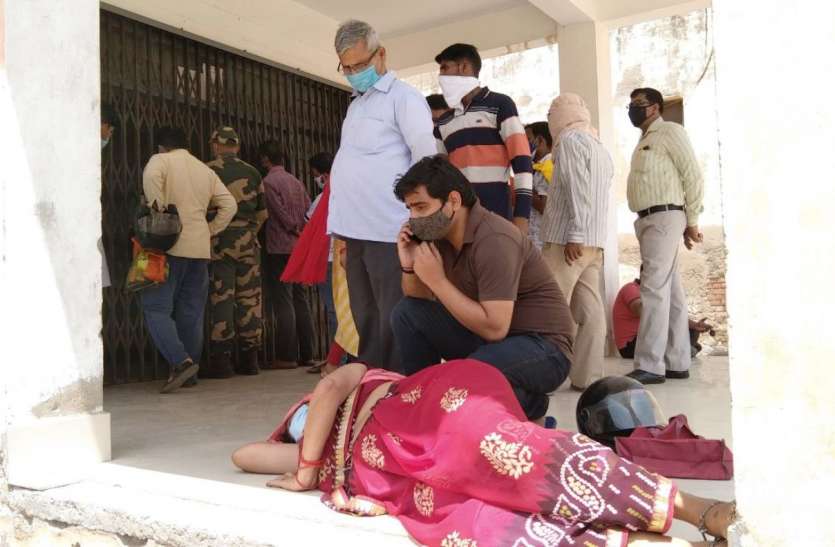 district hospital mathura कोरोना टेस्ट कराने को इंतजार कर रही महिला हुई बेहोश, मचा हड़कंप