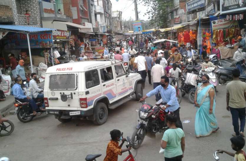 Crowd in the market on lockdown, social distancing ignored लॉकडाउन पर बाजार में उमड़ी भीड़, सोशल डिस्टेंसिंग की अनदेखी