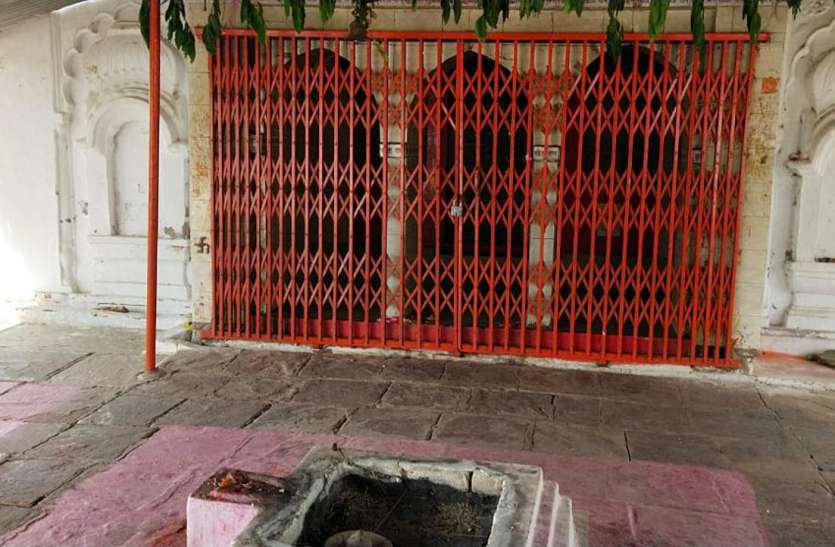 मंदिरों में छाया रहा सन्नाटा, घरों में मनाई खुशियां मंदिरों में छाया रहा सन्नाटा, घरों में मनाई खुशियां