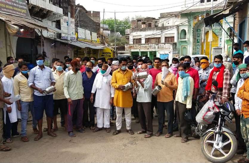 प्रशासन ने बंद कराई दुकानें, लोगों ने जताई नाराजगी प्रशासन ने बंद कराई दुकानें, लोगों ने जताई नाराजगी