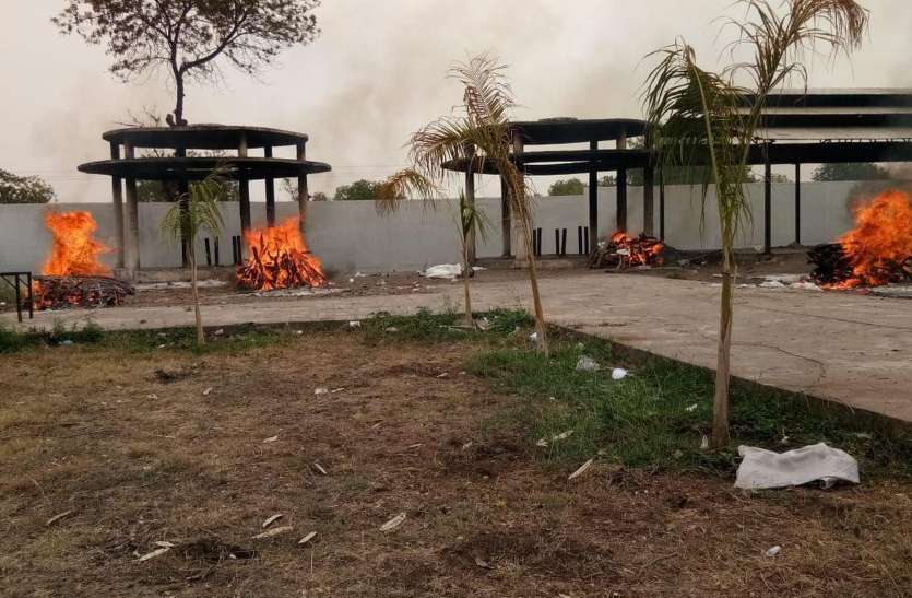 crematorium एक दिन में आठ मौत, प्रशासन के रिकॉर्ड में सिर्फ दो दर्ज