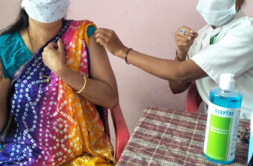 Vaccination campaign in the region behind, rattar will increase, only 10 percent in a dozen villages get vaccinated अंचल में टीकाकरण अभियान पीछे, जगरुकता से बढ़ेगी रतार, एक दर्जन गांव में केवल 10 फीसदी वैक्सीनेटेड