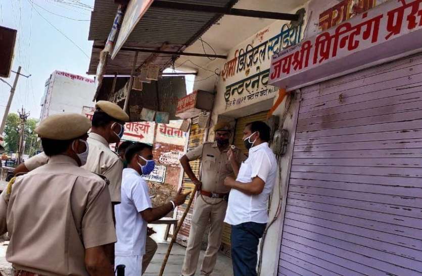 ग्राहकों की भरमार,चोरी-छिपे व्यापार ग्राहकों की भरमार,चोरी-छिपे व्यापार