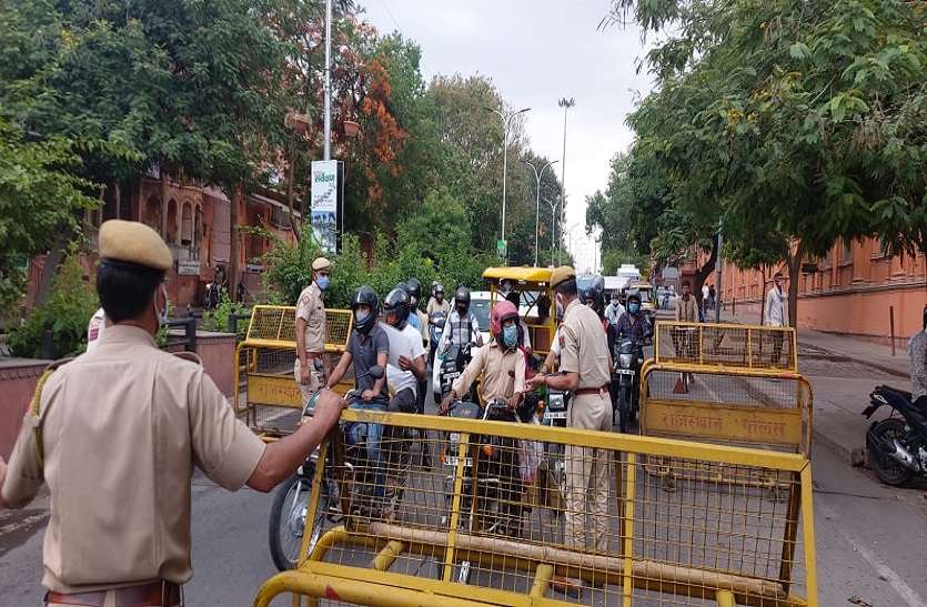 डॉक्टर की पर्ची दिखाकर घर से निकल रहे लोग