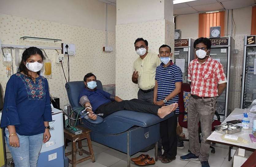 100 दिन के इलाज के बाद स्वस्थ हुए डॉ. संकेत ने किया प्लाज्मा दान 100 दिन के इलाज के बाद स्वस्थ हुए डॉ. संकेत ने किया प्लाज्मा दान