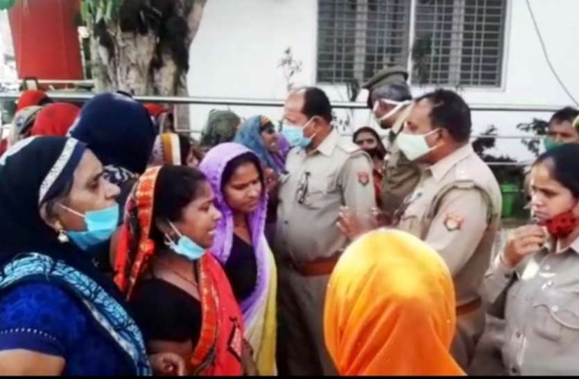 Hungama विवाहिता की मौत के बाद सड़क पर उतरीं महिलाओं ने किया हंगामा