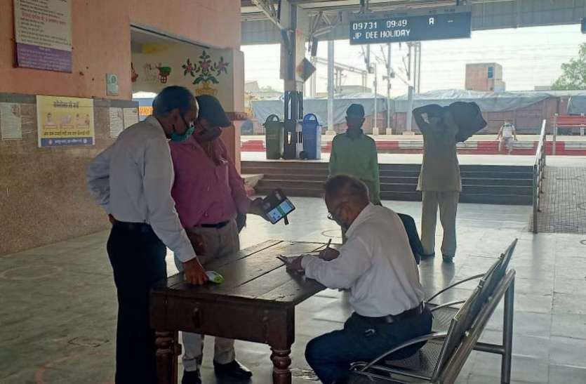 कोरोना संक्रमण का कहर जारी, तेजी से कम हुए रेल यात्री कोरोना संक्रमण का कहर जारी, तेजी से कम हुए रेल यात्री