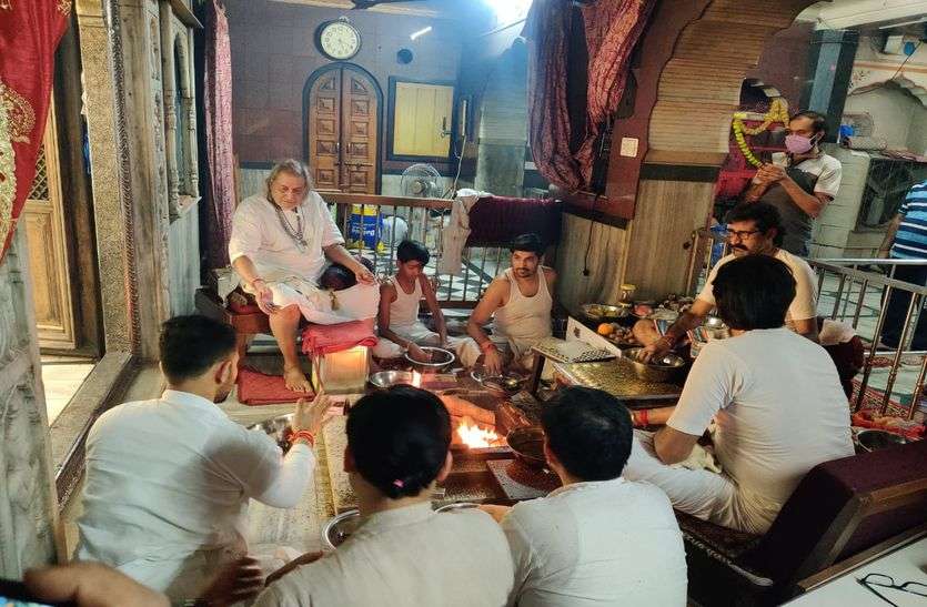 मंदिरों में हुआ अभिषेक व हवन, कन्याओं का किया पूजन NAVRATRI : मंदिरों में हुआ अभिषेक व हवन, कन्याओं का किया पूजन