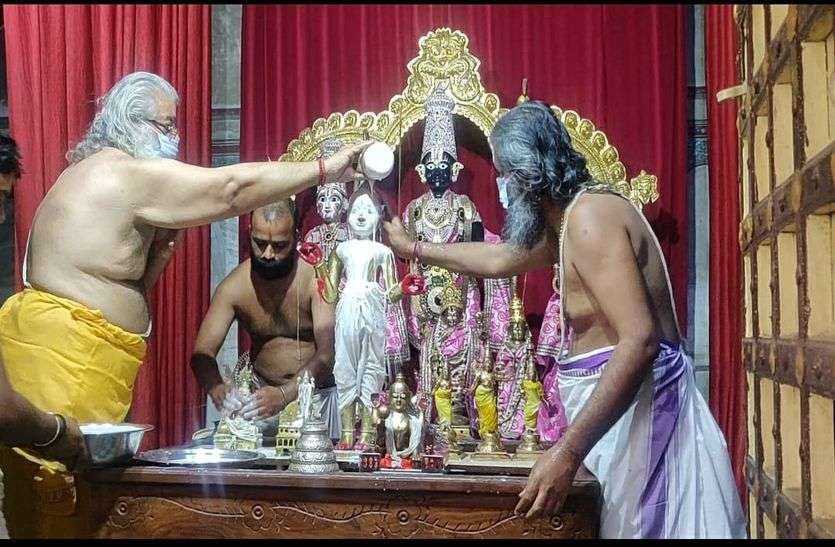 RAM NAVAMI : मध्यान्ह में जन्मे श्रीरामलला, हुआ जन्माभिषेक RAM NAVAMI : मध्यान्ह में जन्मे श्रीरामलला, हुआ जन्माभिषेक