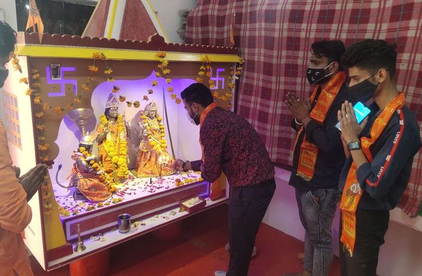 भगवान का पूजन कर झूला झुलाया भगवान का पूजन कर झूला झुलाया