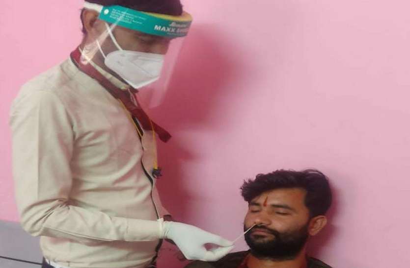 Dr. Anchal Sharma, Aayush Medical Officer कोरोना संदिग्ध की नमूने लेने से लेकर टीकाकरण में निभा रहे जिम्मेदारी