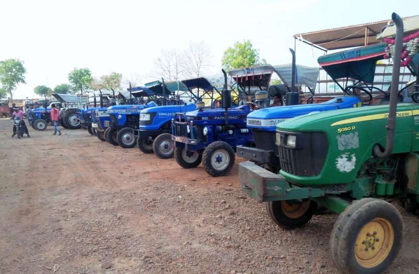 Wheat purchasing after three days खरीदी केंद्र पर तीन दिन में आ रहा नंबर, किसान हो रहे परेशान